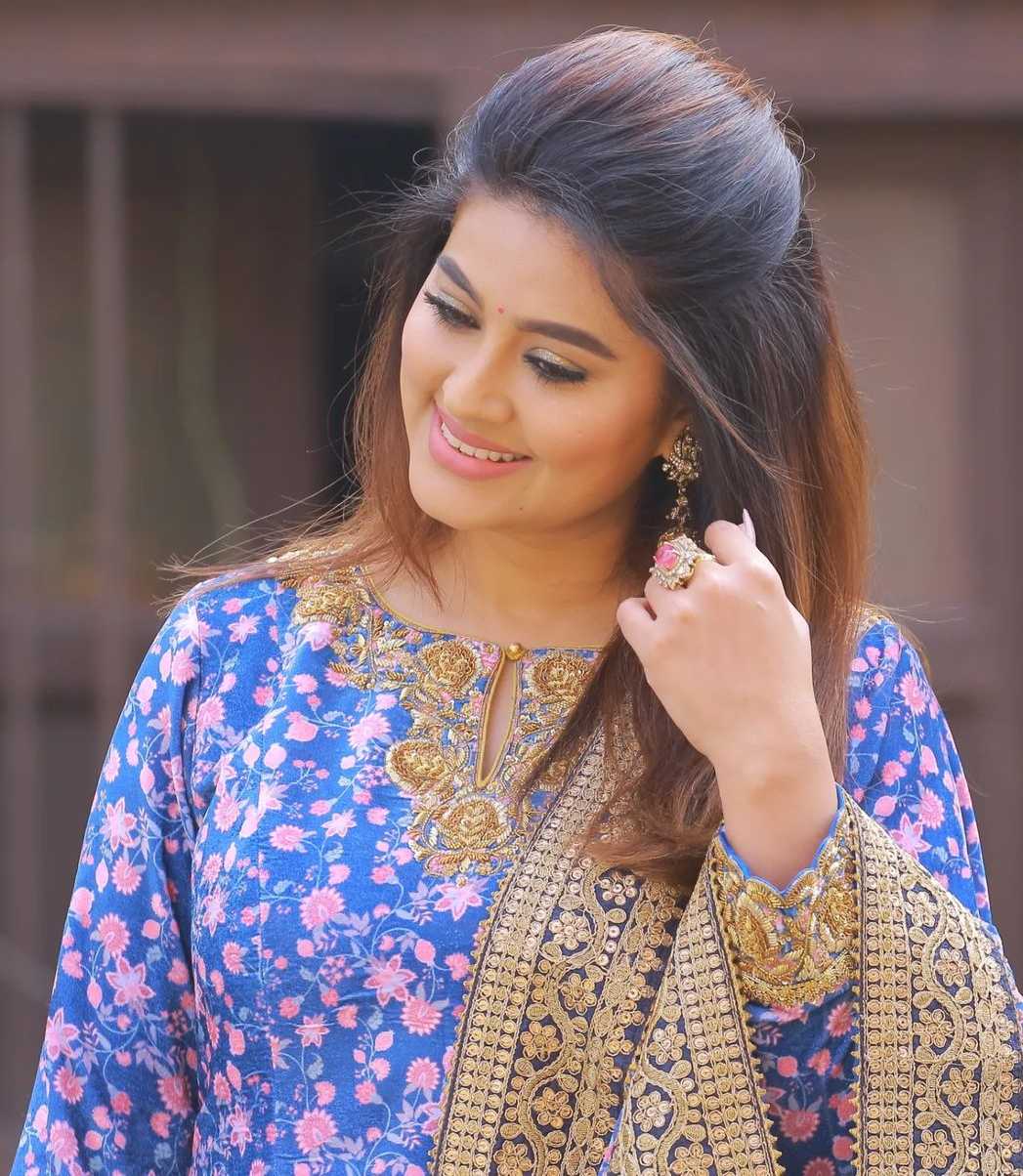 Sneha Prasanna in a blue floral printed embroidered salwar suit2